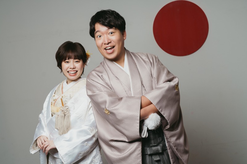 日の丸をバックに