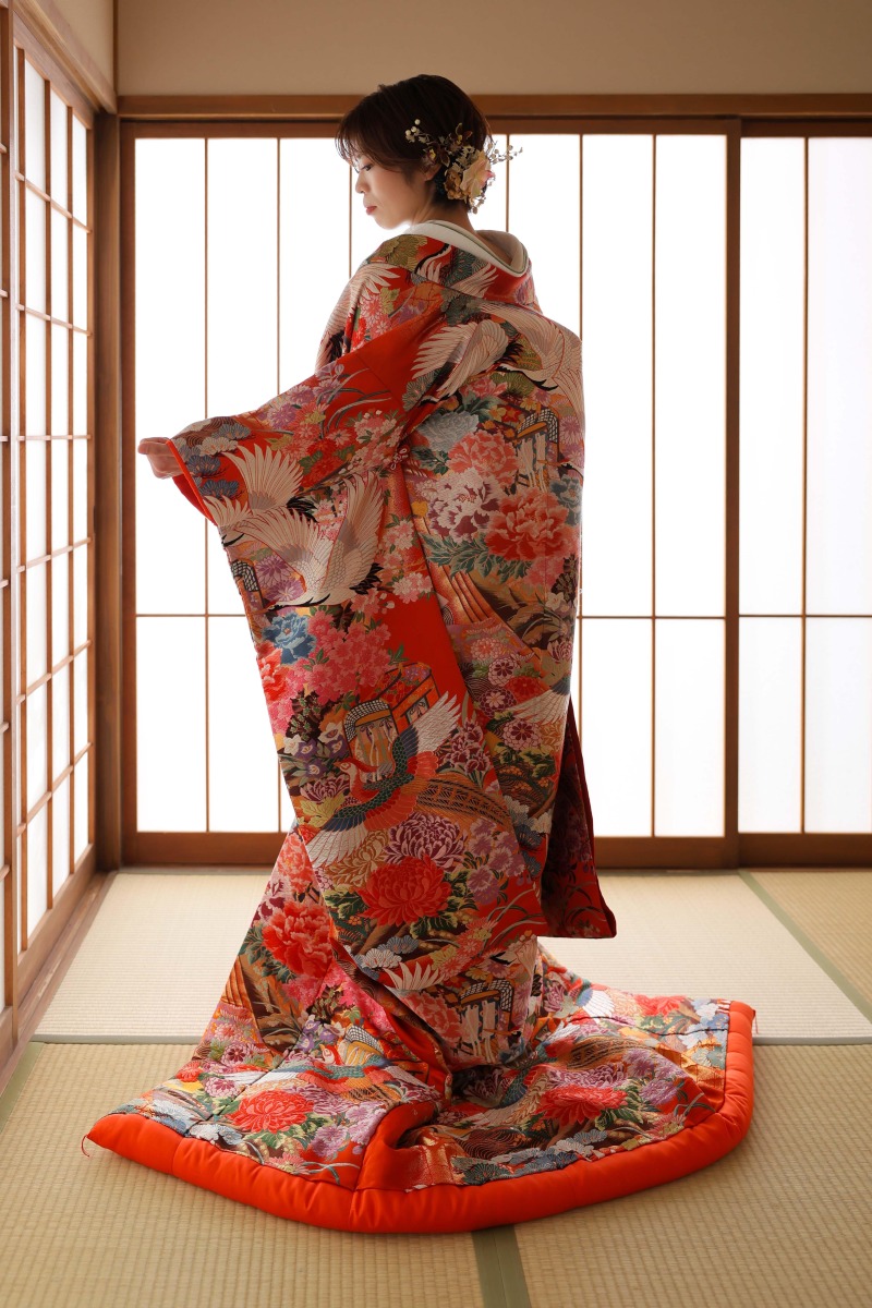 裾や袖の美しい柄も