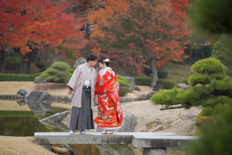 紅葉をバックに