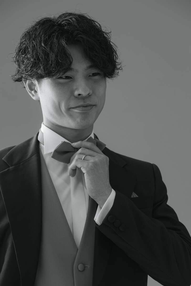 ネクタイをつまんで