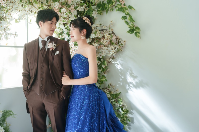 窓から光が差し込むような背景で