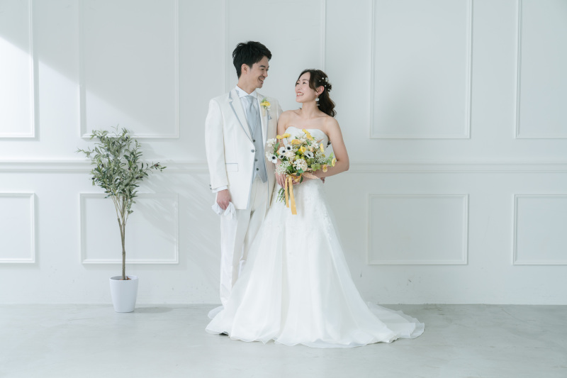 まずはウェディングドレスから