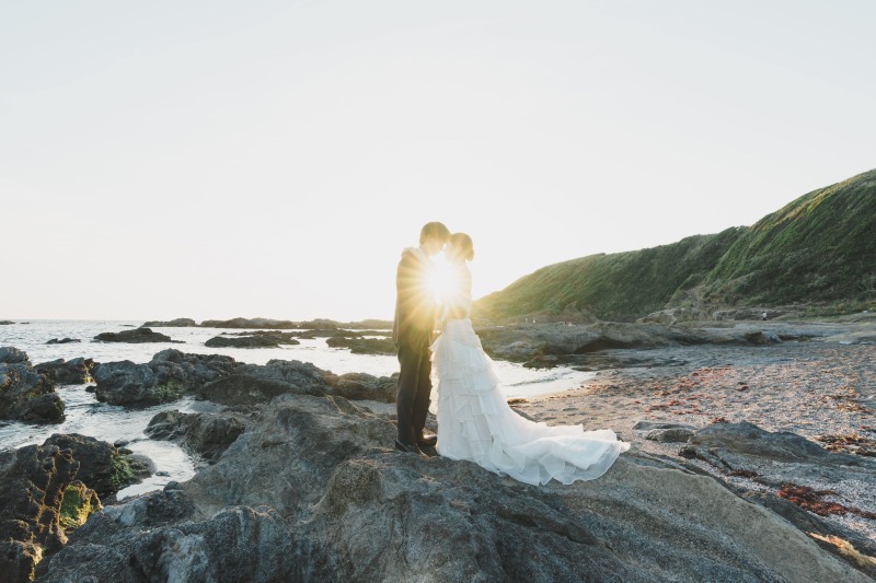 海と岩場をバックに