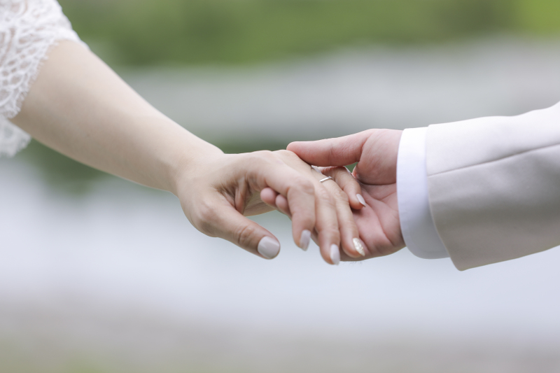 手を取り合って