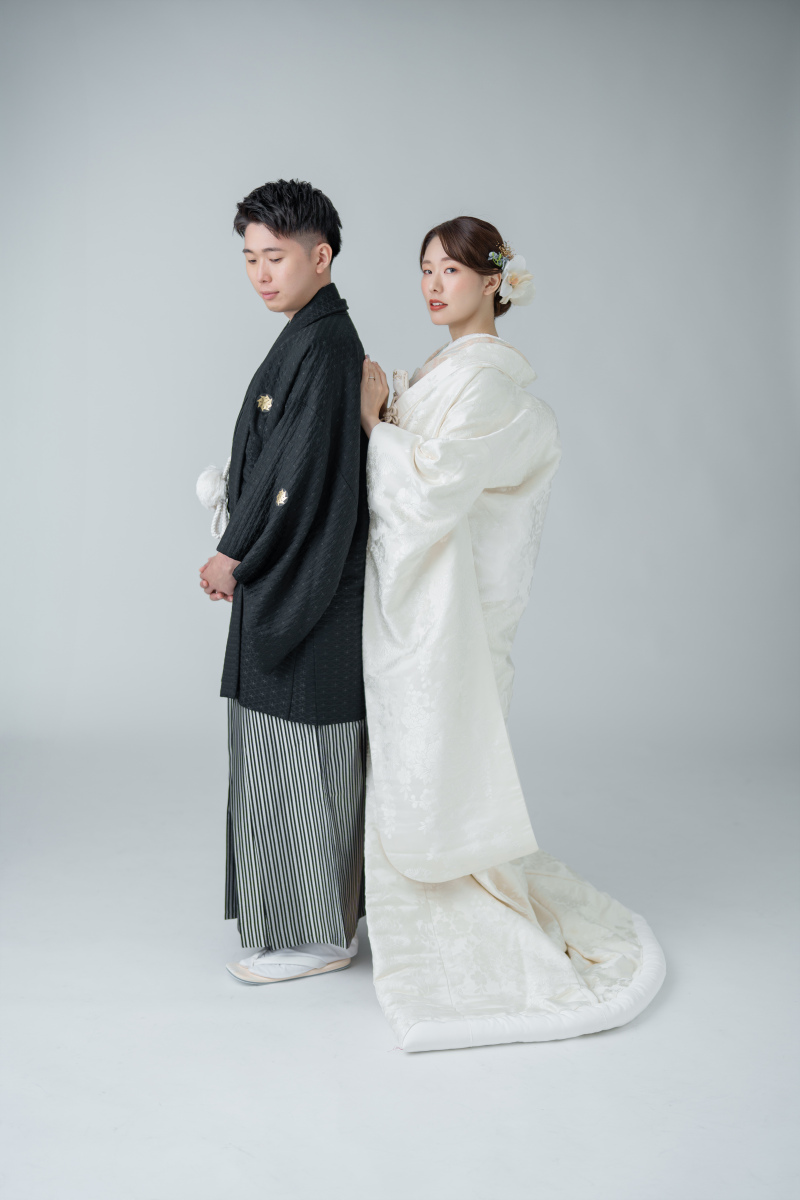 黒紋付と白無垢に