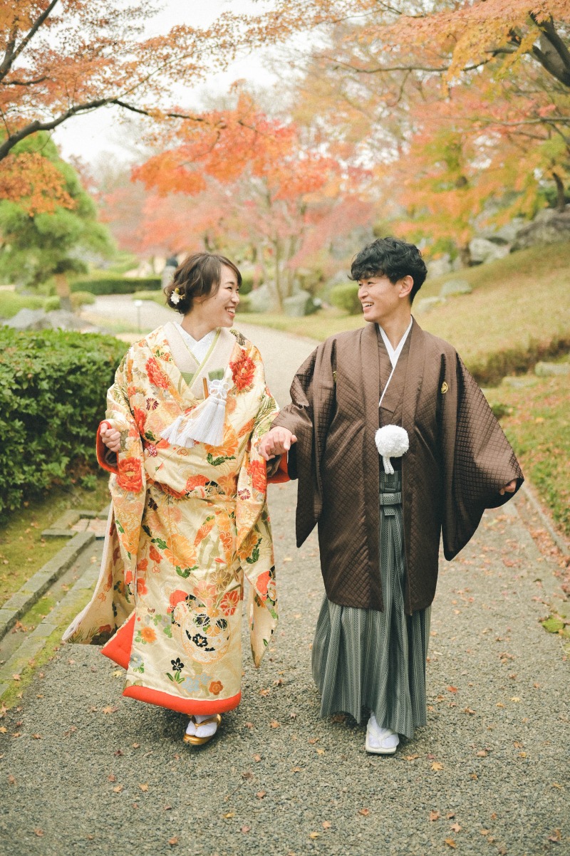 紅葉の下お二人に小走りしてもらいました!