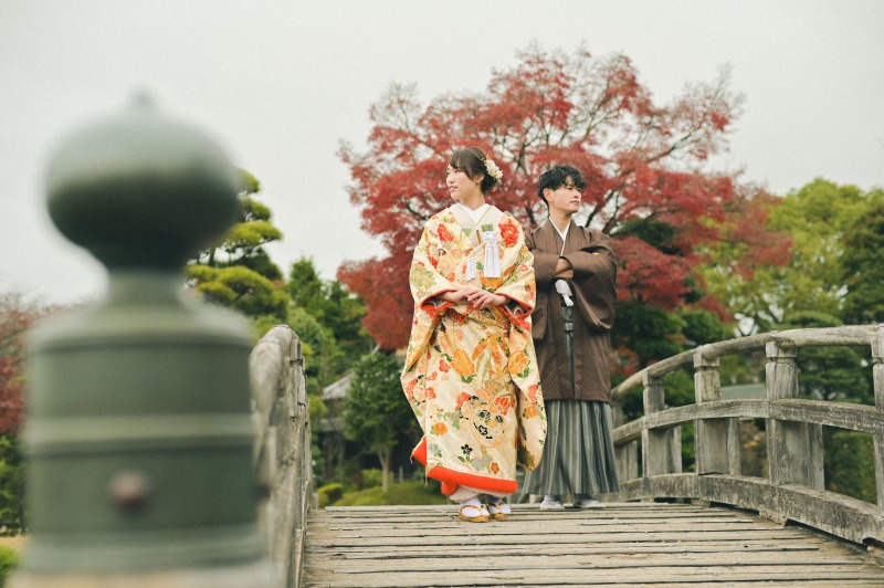橋の上で