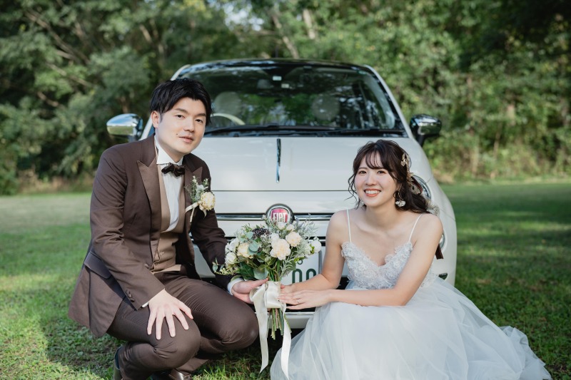 新婦さんの愛車の前で