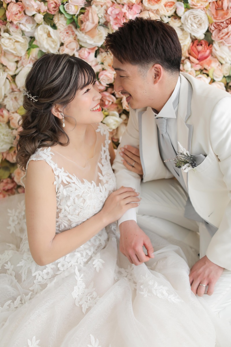 お花に囲まれたスタジオで撮影。