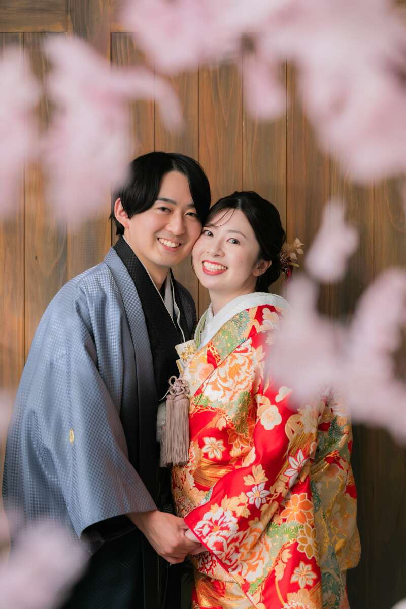 桜の木の間から