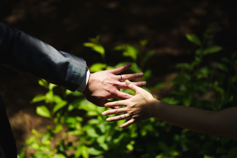 手と手を重ねて