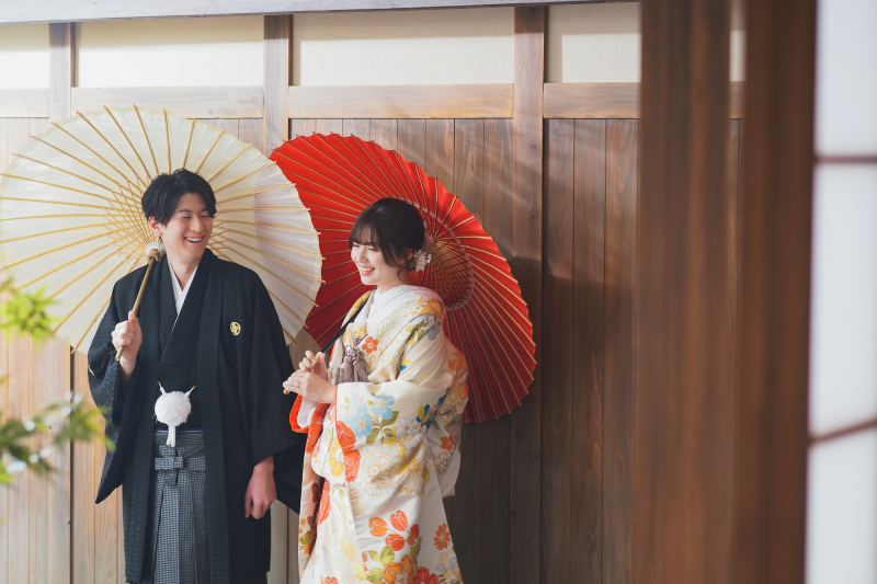 和傘を持って。