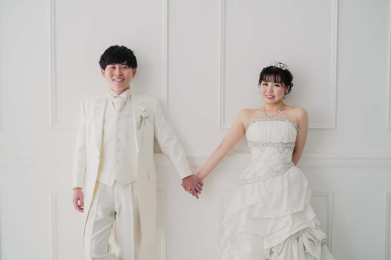 手を繋いだポーズで