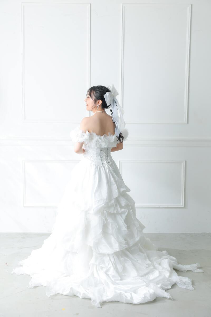 フリルたっぷりのドレスで