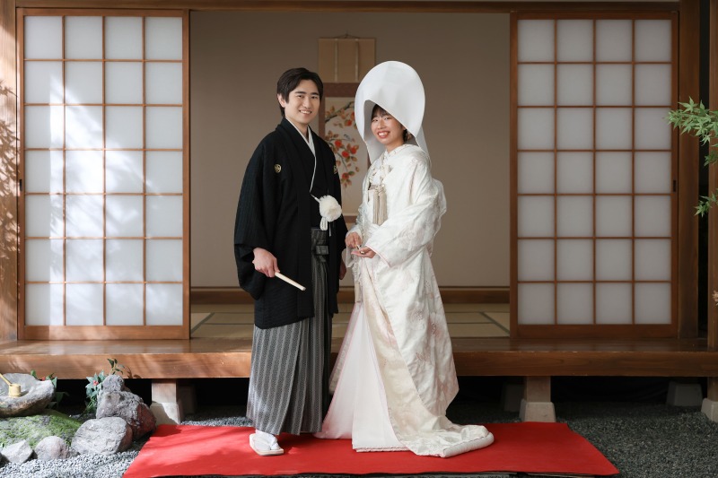 白無垢に綿帽子を合わせた、伝統的な和装スタイル