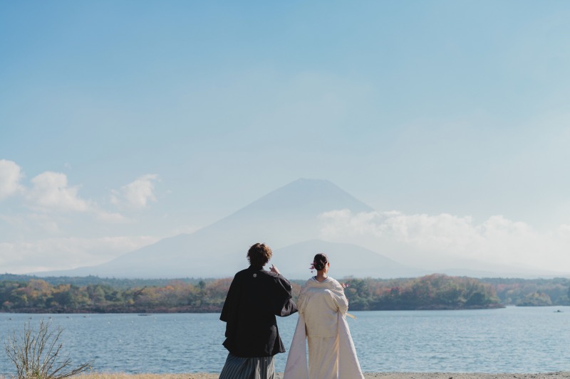 富士をバックに