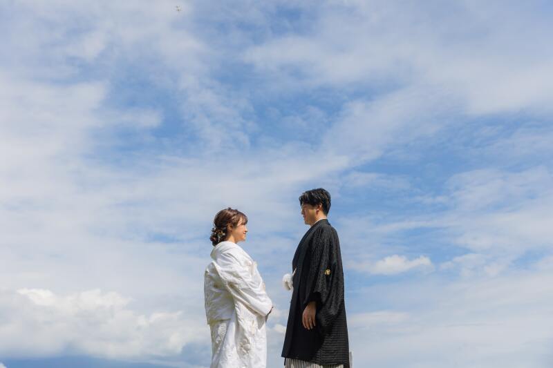 広い空をバックに