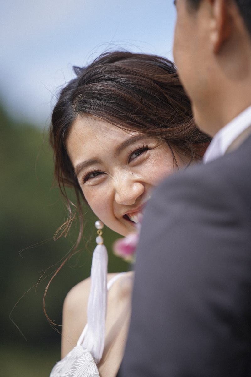 ご新郎さん越しの笑顔