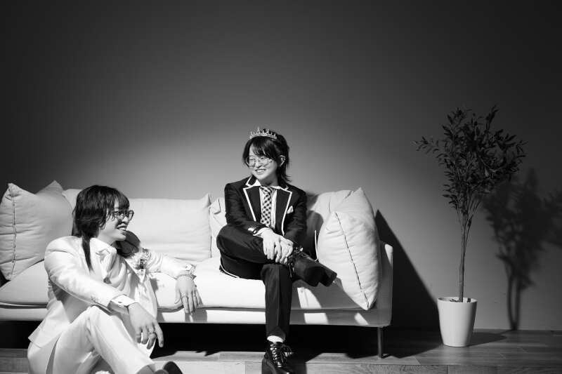 ソファーに腰掛けて