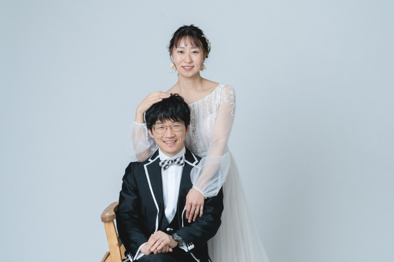 無地背景のスタジオで