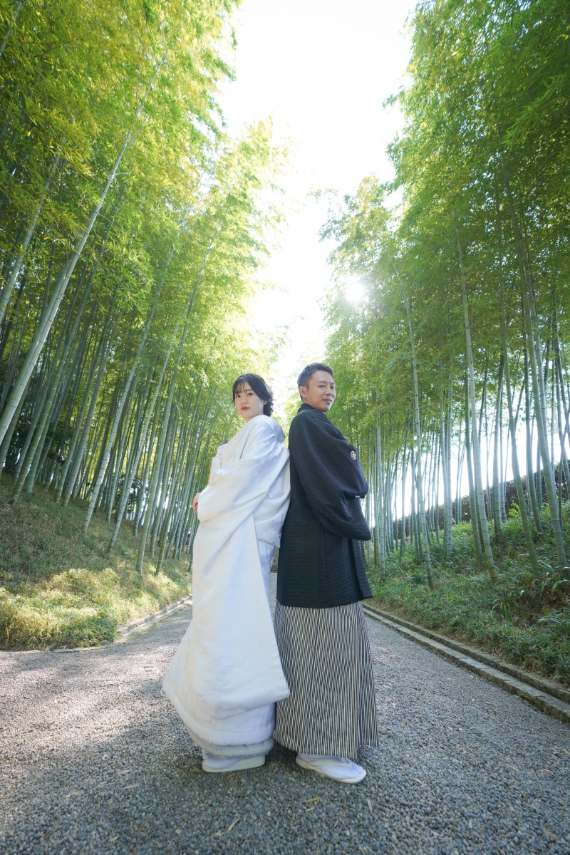 背中合わせで