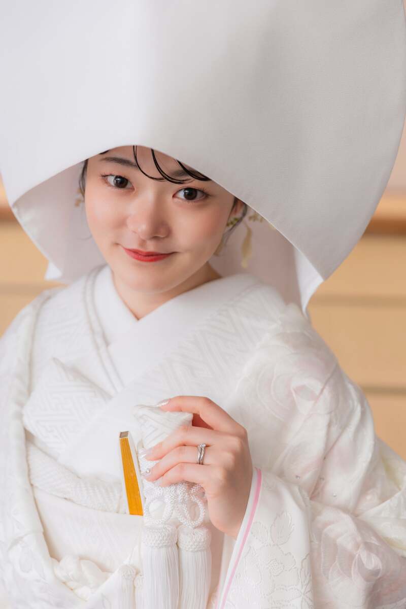 綿帽子をつけて