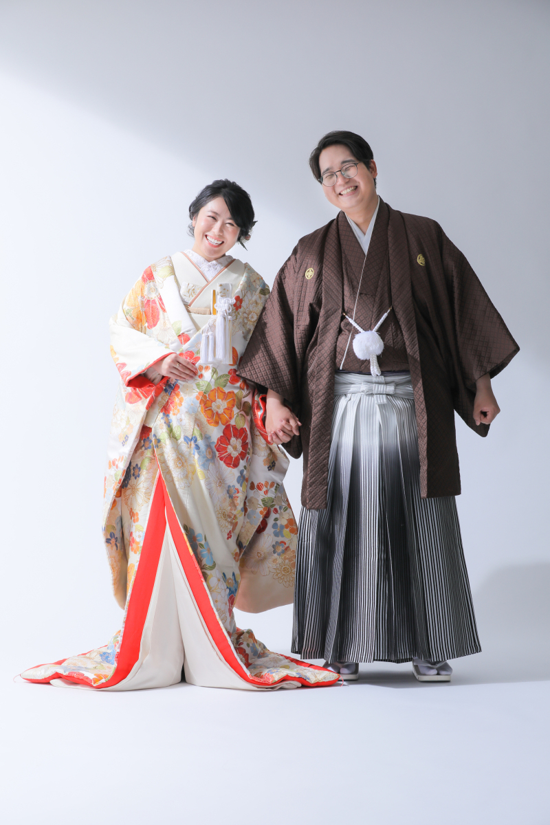 手を取り合いながら