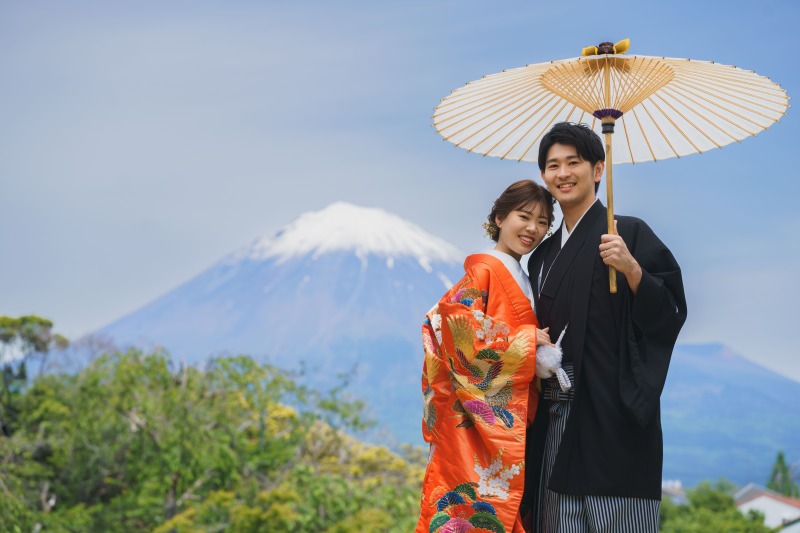 富士山をバックに
