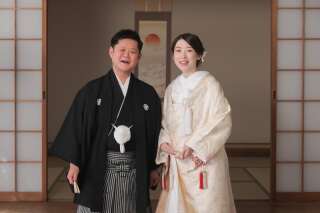 スタジオ内で笑顔の撮影