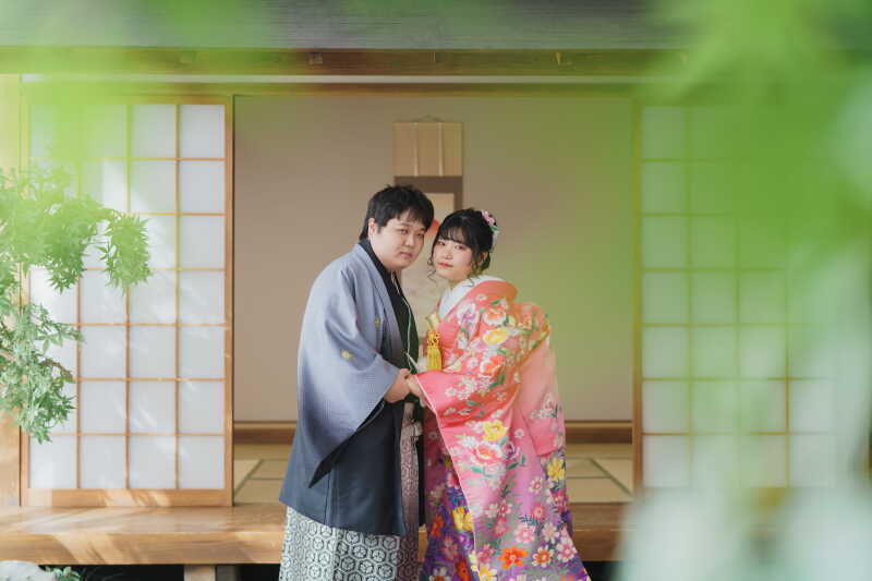 手を取り合ったポーズで！