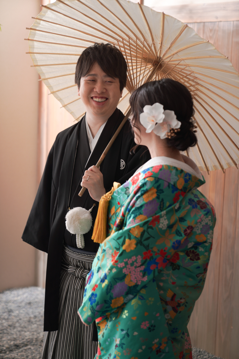 傘を持ちながら