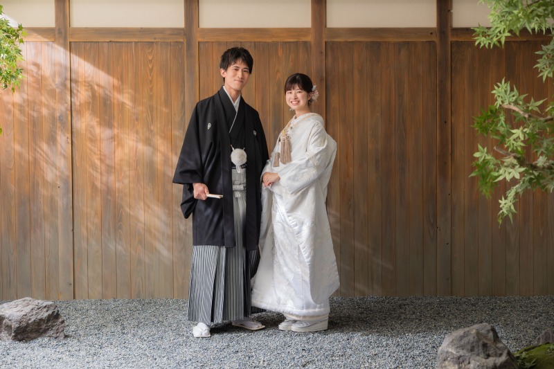 かっちりな立ち姿から