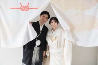  スタジオ内で笑顔の撮影