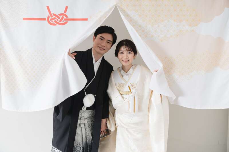  スタジオ内で笑顔の撮影