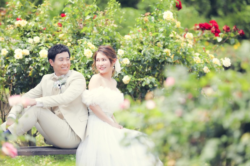 背中で寄り添う写真も