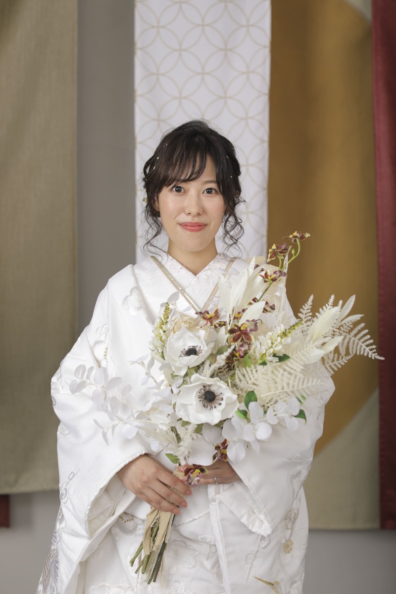 和装でもブーケを持って