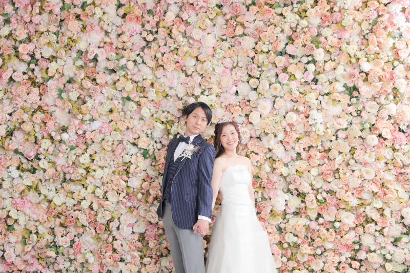 お花畑のような背景で〜