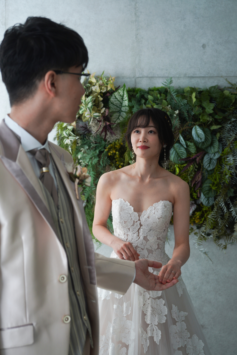 手を取り合って