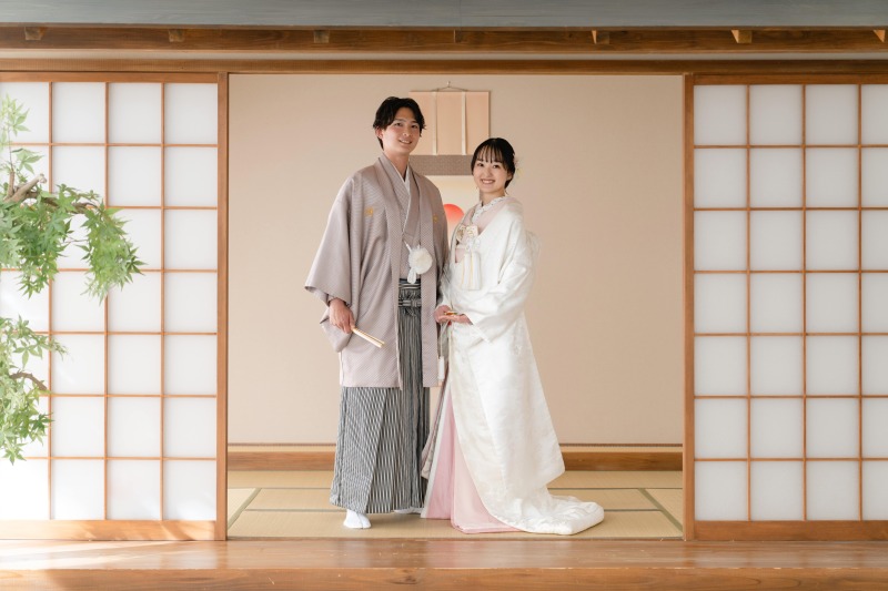 お茶室の前で立ち姿の撮影