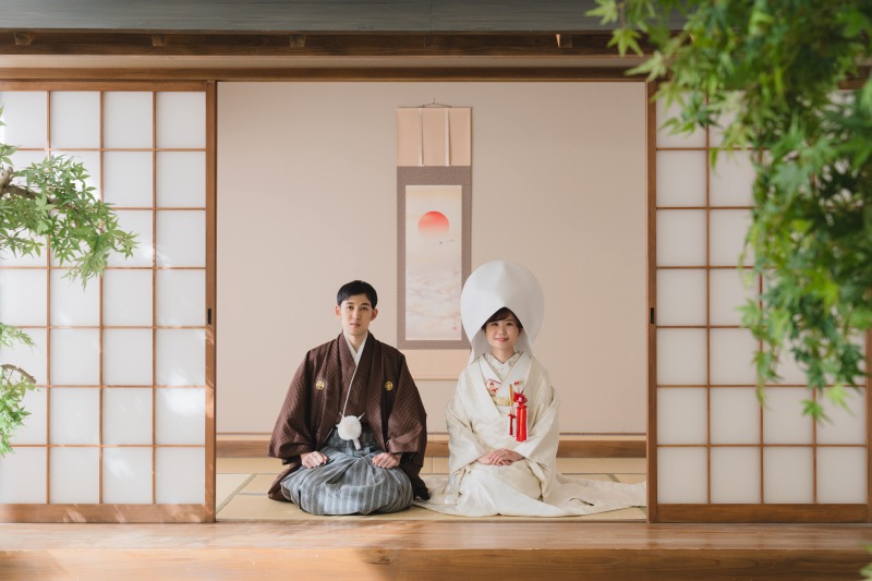 綿帽子をつけて