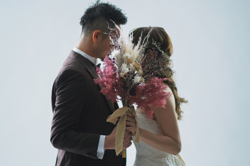 ブーケで顔を隠して
