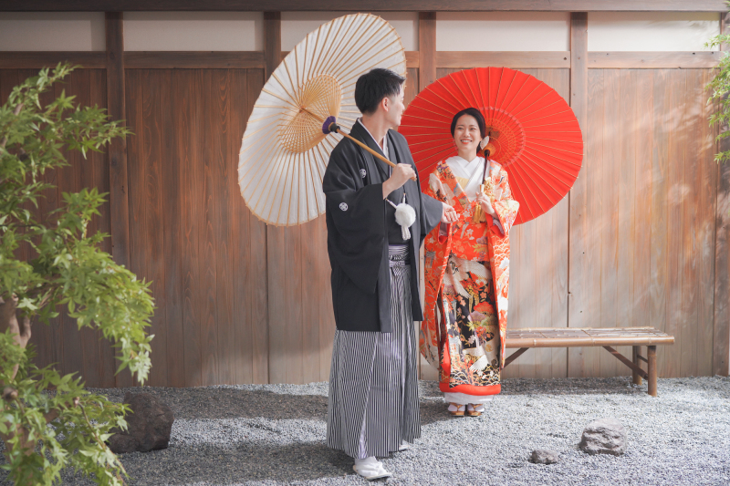 手を取り合って