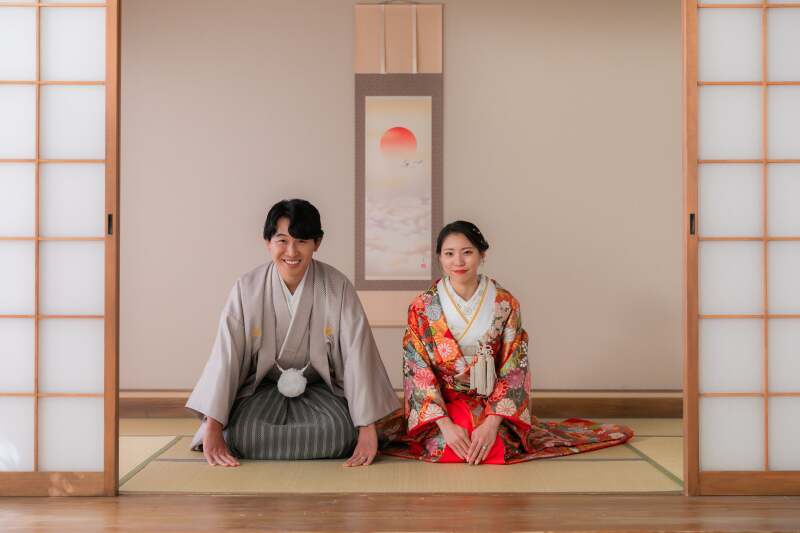 結びは、正座で