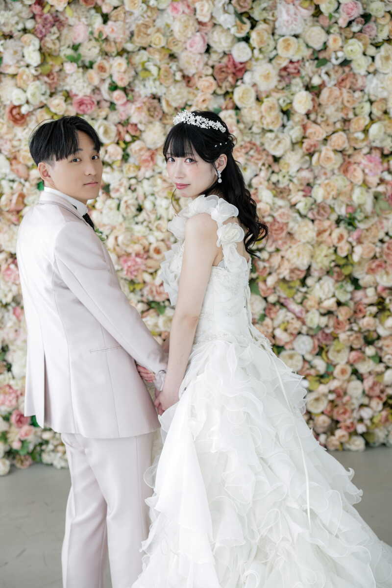 手を繋いで振り向くおふたり