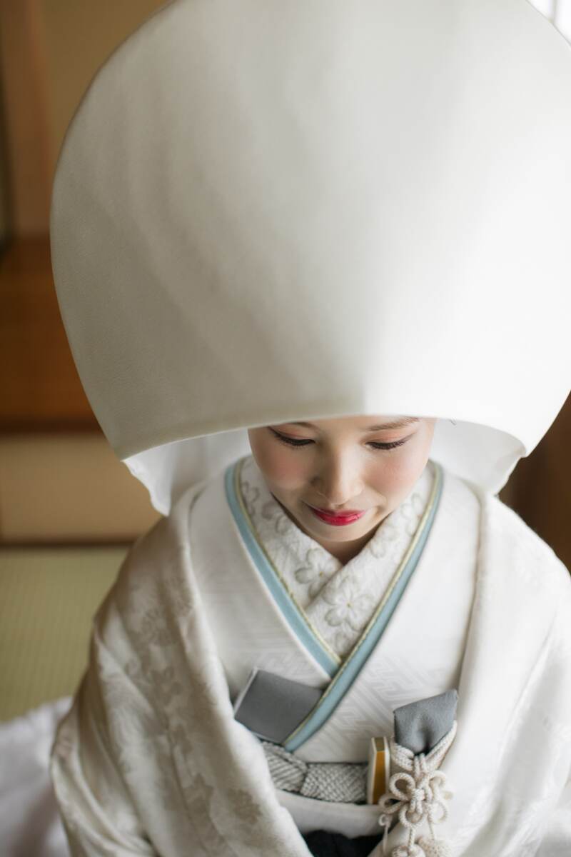 綿帽子をつけて