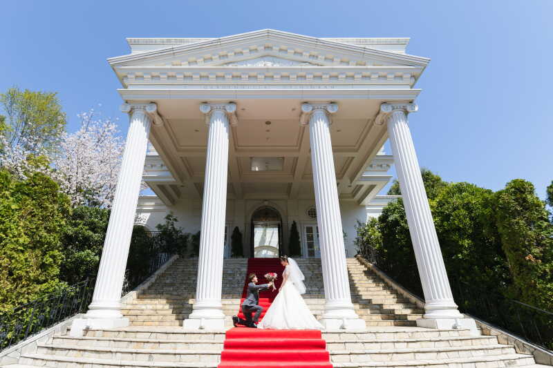 真っ青な空を背景に