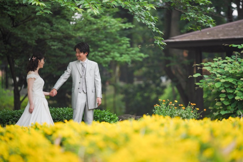 手を取り合って