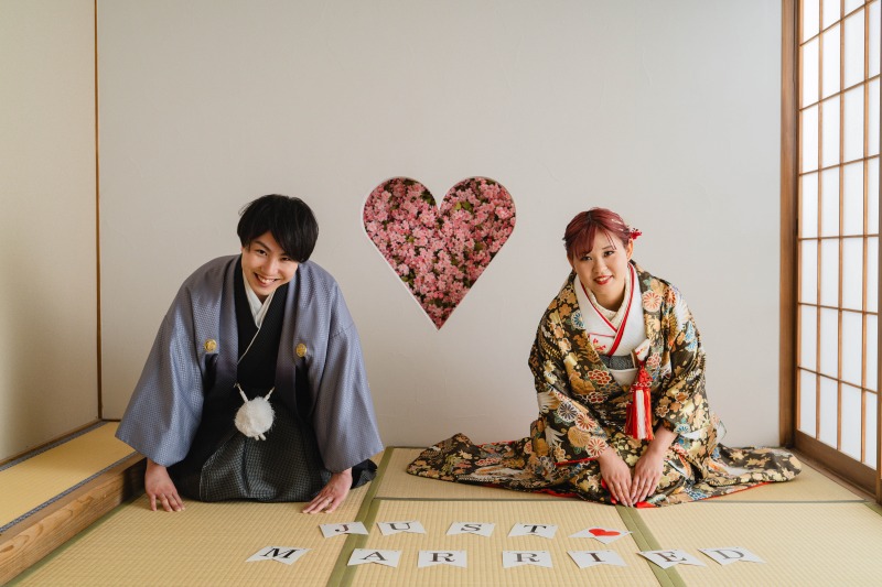 ハートを背景にお辞儀ポーズ