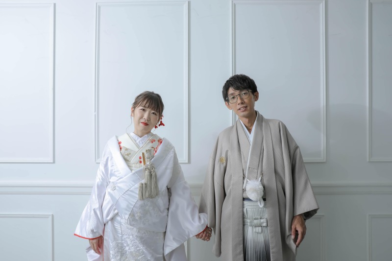 手を繋いだポーズで