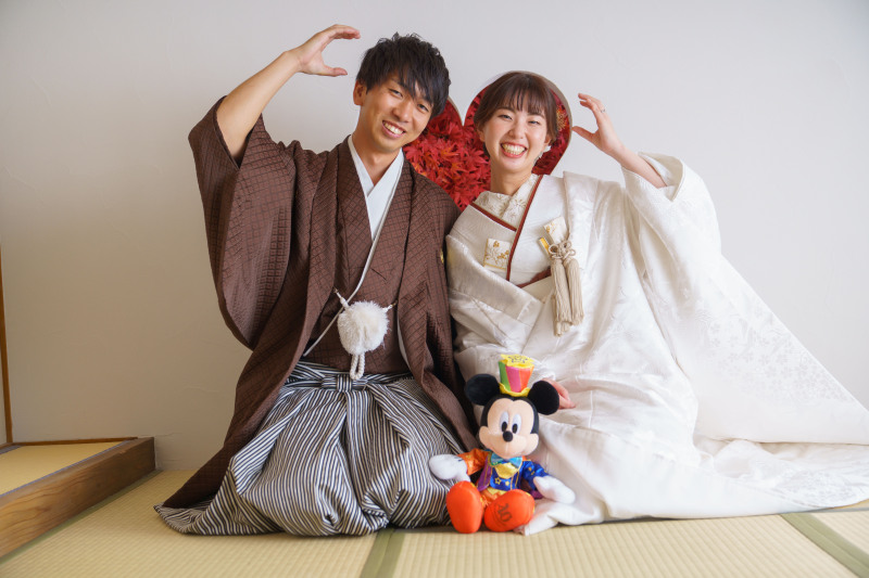 ハートの猪目窓を背景に